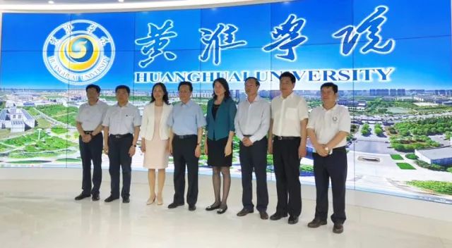 中華職業教育社理事長陳昌智、河南省副省長霍金花一行參觀展廳